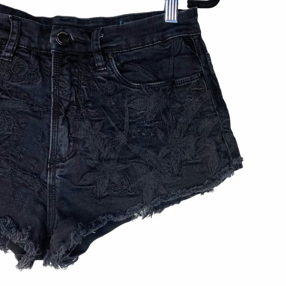 Blank NYC 💥Black on Black Floral Embroidered💥 Floral Denim Shorts Frayed 27 - Picture 6 of 6